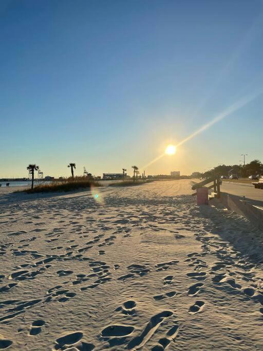 Feels Like Home Escape, 1/2 Mile To Beach Gulfport Exterior foto