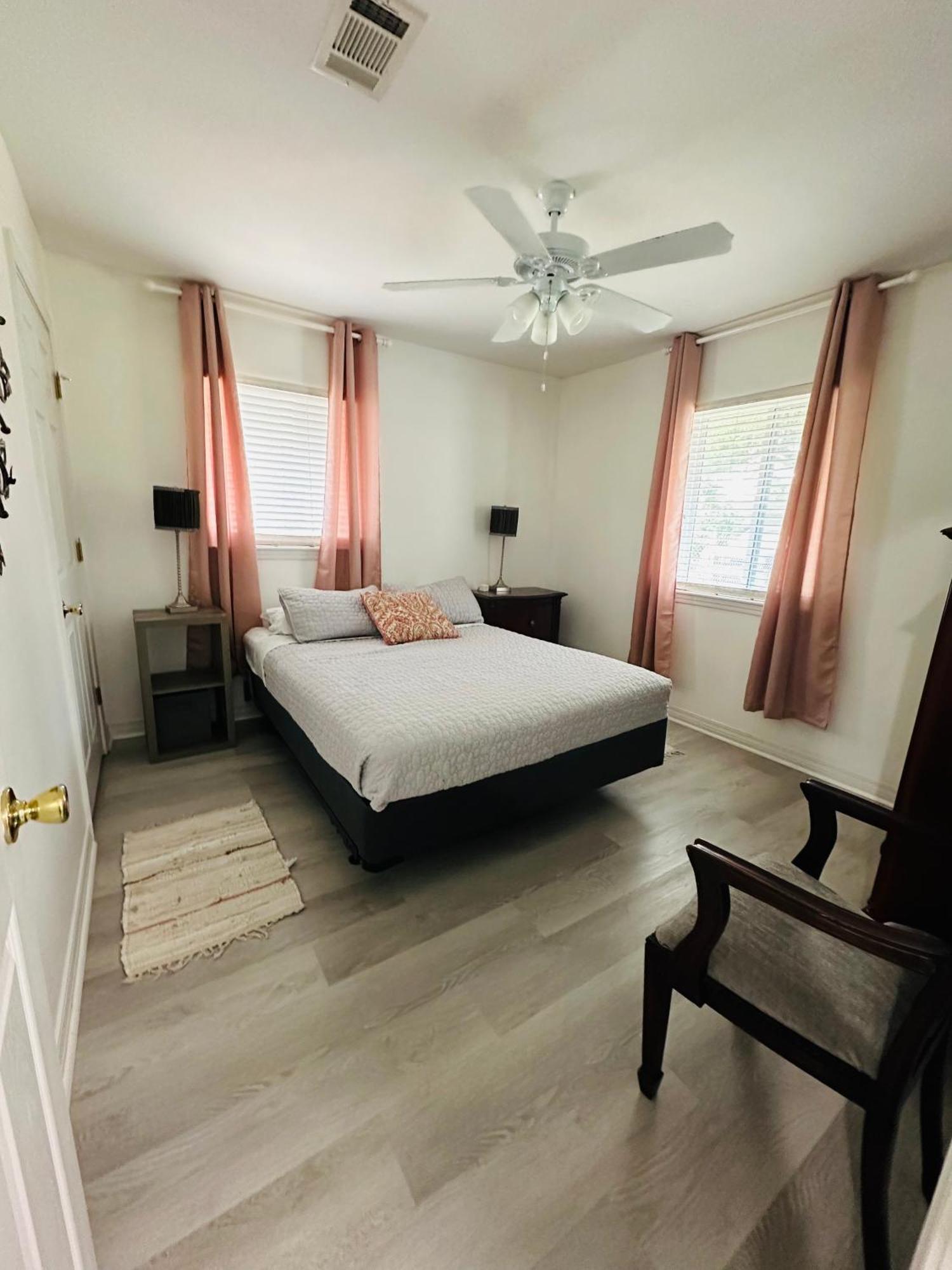 Feels Like Home Escape, 1/2 Mile To Beach Gulfport Exterior foto