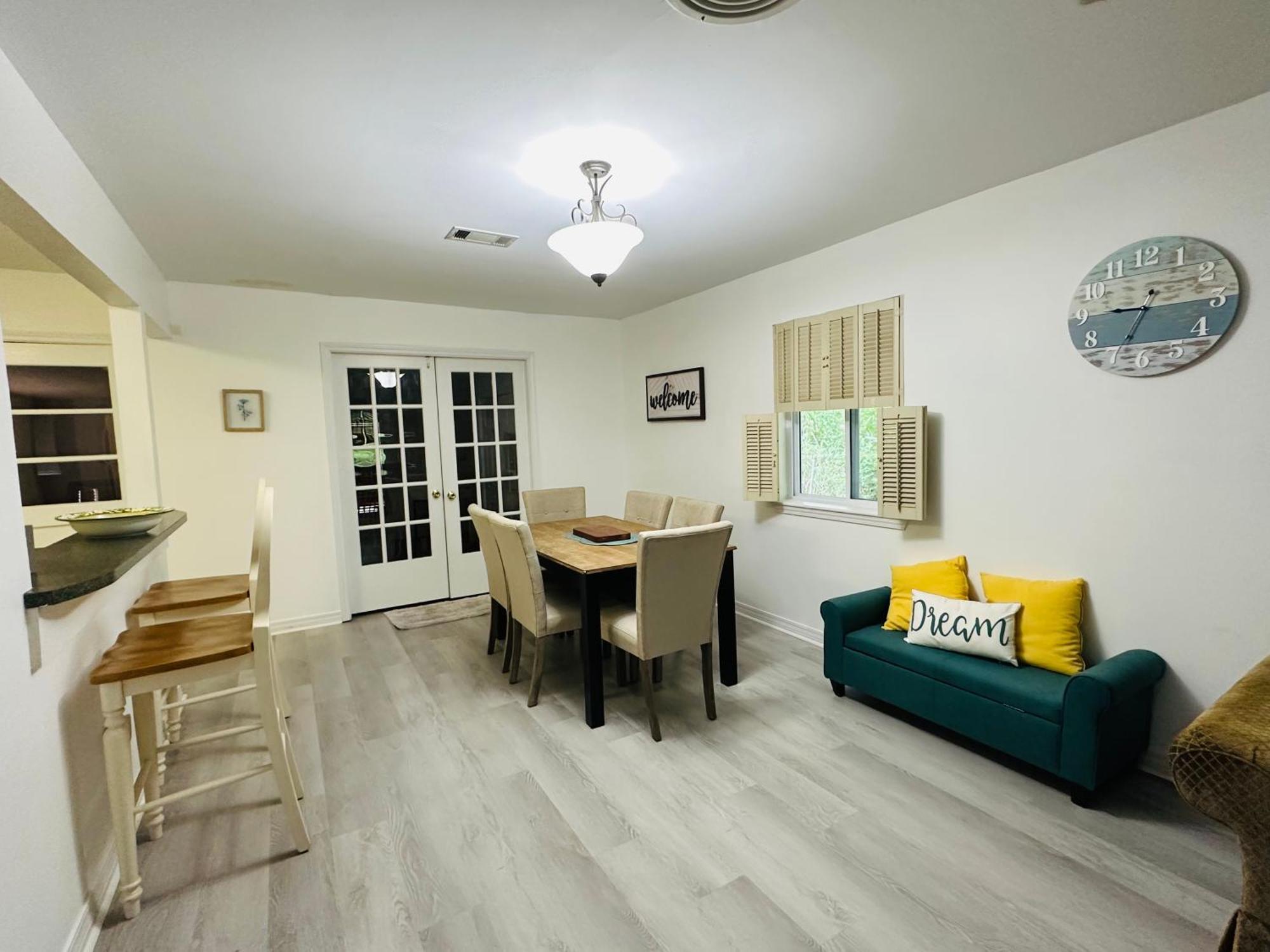 Feels Like Home Escape, 1/2 Mile To Beach Gulfport Exterior foto